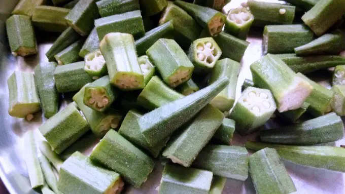 cutting-okra-for-cooking